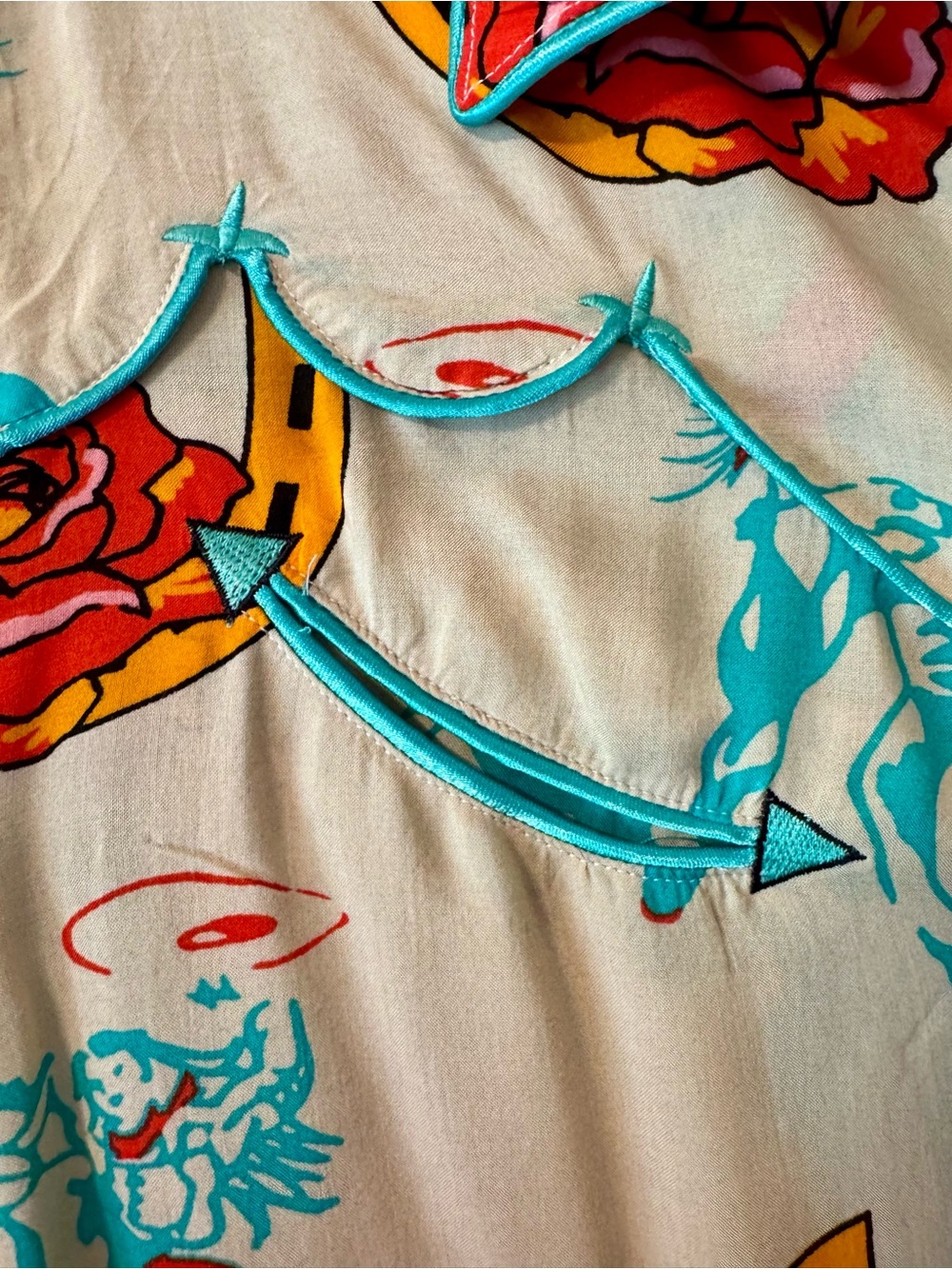 Wrangler Beige Button-Down Shirt with Red Rose & Teal Western Motif - Picture 6 of 8